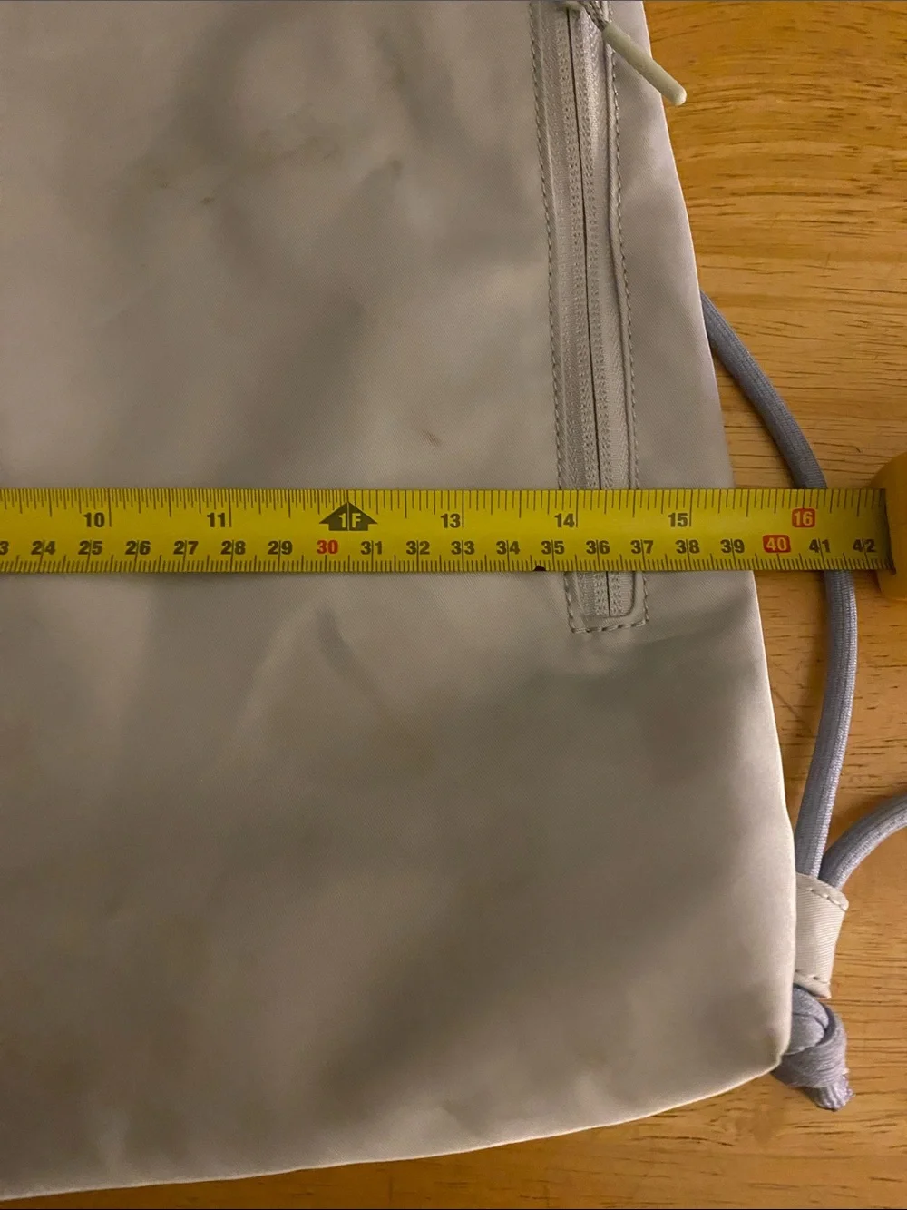 ! Lululemon Lightweight Gym Sack Bag Backpack 13L light grey pre-owned eith spot